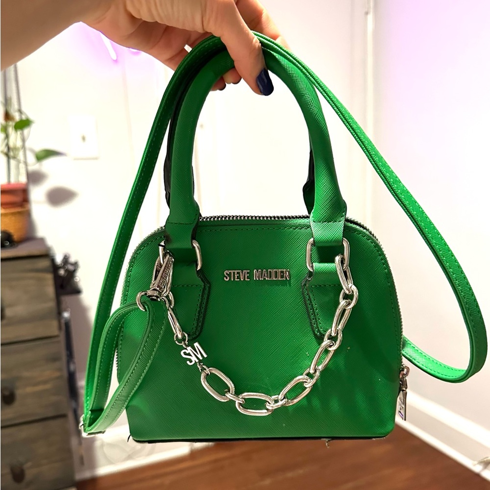 STEVE MADDEN Cross Body Bag in Trendy Green with Adjustable Strap & Silver Chain
